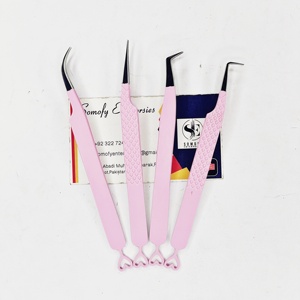 Pinzas Profesionales para Pestañas con Diseño de Corazones Rosa Claro, 90 Grados, Agarre Fuerte, Duraderas, Marca Privada, Sostenibles - Product Image 1