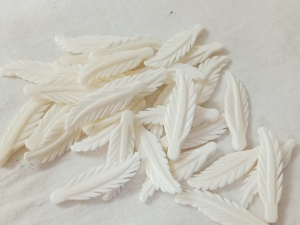 Amuletos de Plumas de Hueso Tallados a Mano - Componentes de Joyería Artesanal para Accesorios Boho y Proyectos de Moda Ética - Product Image 5