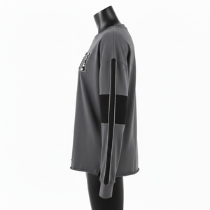 Camiseta de Manga Larga Premium, Tela de Algodón Suave, Diseño de Paneles Gris y Negro, Logotipo de Transferencia Térmica con Pedrería, Camiseta de Manga Larga de Algodón - Product Image 3