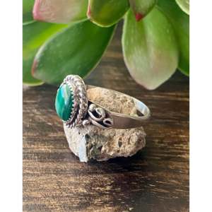 Anillo Navajo Hecho a Mano con Malaquita y Plata de Ley, Obra de Colección Cultural - Product Image 4