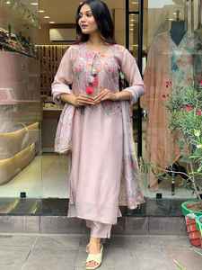 Dernière tenue de créateur Vêtements ethniques à la mode les plus tendances Pantalon Kurti en soie Taby & Dupatta avec imprimé à vendre - Product Image 5