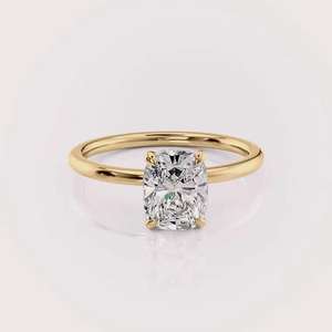 Anillo Clásico con Diamante Cultivado en Laboratorio en Forma de Cojín con Banda de Oro Amarillo de 18 Quilates - Product Image 1