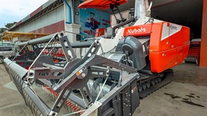 Kubota DC-108X 108HP Rice Combine <b>Harvester</b> Crawler Type Grain Harvesting Machine for Paddy Field Farming - Product Image 3