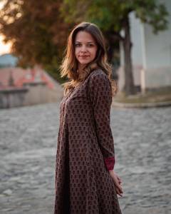 Robe Reena imprimée à la main, style bohème, longueur mollet, motif floral, gris brunâtre, maron, faite à la main - Product Image 6