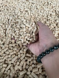 Granulés de bois de pin pur de qualité EN Plus A1 biomasse 6mm motif de bâton dans des sacs de 15kg pour le chauffage au bio-combustible - Product Image 6