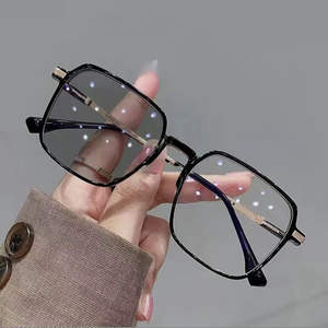 Gafas Ópticas Fotocromáticas Anti-Radiación Modernas para Hombre y Mujer, Montura Sólida en Gris Transparente y Rojo - Product Image 1