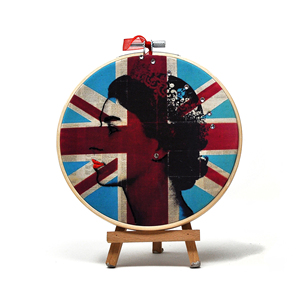 Décoration artisanale en broderie pop art sur cerceau |   Portrait de reine et d'icône rock en techniques mixtes pour la vente au détail et la décoration intérieure 15cm - Product Image 1