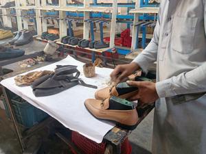 Zapatos de vestir casuales de cuero genuino de alta calidad para hombres y mocasines formales elegantes con parte superior redonda a precios al por mayor - Product Image 5