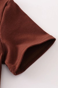 Ensemble de vêtements pour garçons confortables à motif solide en été, haut et short à appliques de canard mignon pour enfants, design marron - Product Image 2