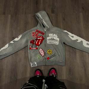 Streetwear personnalisé lavé à l'acide en détresse Chenille Applique broderie ourlet brut coupe couture soleil fané recadrée strass sweats à capuche - Product Image 3