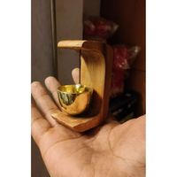 Cloche en laiton de style minimaliste avec poignées en bois, objet de décoration pour la maison