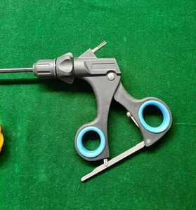 Pinzas universales de acero inoxidable de 5mm, par de instrumentos Laparoscópicos de fuente de alimentación Manual para cirugía General - Product Image 3