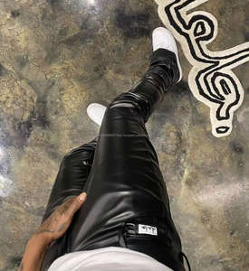 Pantalon de survêtement personnalisé avec logo, coupe slim empilée, en similicuir PU, style motard streetwear, pantalon évasé en similicuir pour homme - Product Image 3