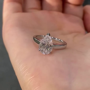 Anillo de Compromiso con Diamante Cultivado en Laboratorio de 2.00ct en Oro Blanco, Certificado IGI, Diseño Solitario con Halo Oculto - Product Image 4