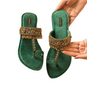 Nuevo Estilo al por Mayor, Cómodas y Modernas Zapatillas Kolhapuri Antideslizantes con Estampado, Hechas a Mano Profesionalmente, Parte Superior de Terciopelo Natural para Mujer - Product Image 1