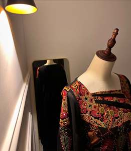 Thobe palestinien vintage en satin brodé à la main, motifs de point de croix complexes, silhouette droite, longueur genou - Product Image 2