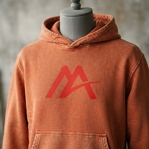 เสื้อฮู้ดดี้ผู้ชาย MATTIERA สีส้มไหม้ฟอก ปักโลโก้สีแดง ผ้าฝ้ายฟลีซ 100% สไตล์สตรีทแวร์ เสื้อฮู้ดแบบมีฮู้ด สั่งทำได้ - Product Image 6