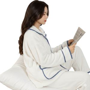 Conjunto de pijama de poliéster de manga larga para mujer con opción de tamaño personalizado, color personalizado y otras opciones de impresión. - Product Image 2