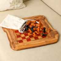 Échiquier rustique artisanal en bois d'olivier brun ArtisRaw, jeu vintage unique pour collectionneurs et amateurs d'échecs
