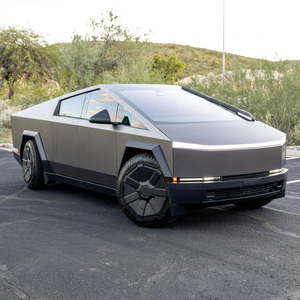 Tesla Cybertruck 2024 d'occasion en excellent état, série Foundation, 600 CV, double moteur, transmission intégrale, capacité de conduite autonome complète, finition extérieure Satin Wrap - Product Image 3