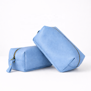 Ensemble de voyage avec trousse de toilette en cuir pour cosmétiques - Product Image 4