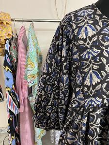 เดรสผ้าฝ้ายของผู้หญิงอินเดียเดรสพิมพ์ลายดอกไม้ปักลำลองความยาวของแม็กซี่พร้อมพู่ตกแต่งแฟชั่นที่ยั่งยืน - Product Image 3