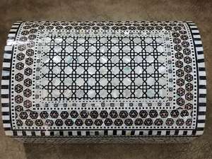 Boîte à bijoux de luxe moderne en bois fait main avec incrustation de nacre à motif floral, forme personnalisable, pour ranger les bagues - Product Image 6