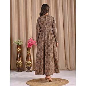 ชุดเดรสอานาร์กาลีผ้าฝ้ายสีน้ำตาลพิมพ์ลายด้วยมือ  ชุดสัลวาร์ คามีซแบบอินเดียเย็บสำเร็จ  วิธีการพิมพ์ลายด้วยมือ - Product Image 3