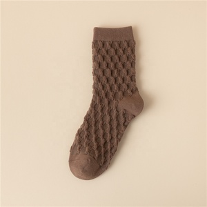 Chaussettes colorées style streetwear pour femme – Chaussettes mi-mollet pas chères pour l'extérieur – Grande vente - Product Image 6