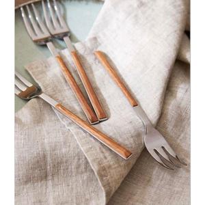 Ensemble de couverts en acier et bois de qualité supérieure conçu pour être parfaitement associé à des cadres de table élégants pour des événements formels - Product Image 2