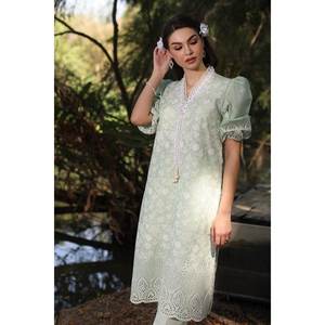 Conjunto de traje de dos piezas sin coser de tela Schiffli verde para mujer - Product Image 1