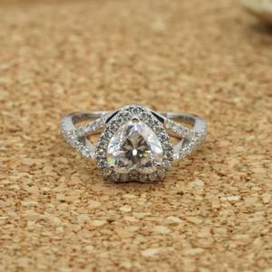 Anillo de diamante cultivado en laboratorio de oro de lujo 1,50 quilates corte de corazón VVS2 E Color IGI certificado ético sostenible proveedor mayorista - Product Image 4