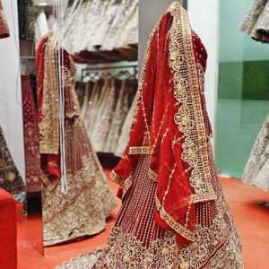 Corte de terciopelo de diseñador con estilo largo y detalles artesanales en varios colores para fiesta y ropa de novia - Product Image 1