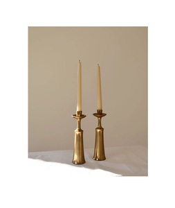 เชิงเทียนโลหะขนาดเล็กที่มีรูปแบบกะทัดรัดและรูปทรงสง่างามเหมาะสำหรับการตกแต่งบนโต๊ะหรือเทียนตามเทศกาล - Product Image 1