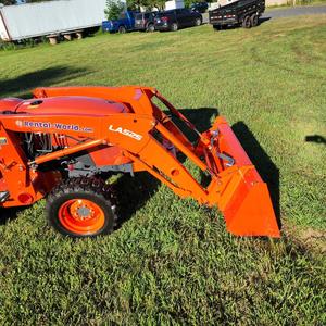 Mini tractor agrícola Kubota B2320 40HP ligeramente usado con implementos de caja de cambios y bomba de núcleo de rodamiento de tractor de rueda incluida - Product Image 3