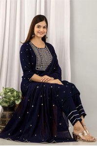 Beau costume de fête avec broderie - Product Image 4