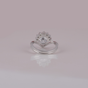 Anillo de compromiso de diamante cultivado en laboratorio con plata de ley de corte redondo certificado IGI: su regalo perfecto para cumpleaños - Product Image 4