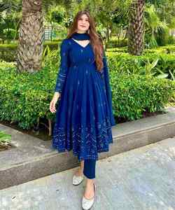 Fashion Fusion: estilo pakistaní Salwar Kameez: fusión de estilos tradicionales y modernos, creando una moda elegante y elegante - Product Image 6