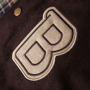 Veste universitaire en laine mélangée avec manches en faux daim, couleurs marron beige, différentes coloris avec patch en chenille et boutons-pression - Product Image 3