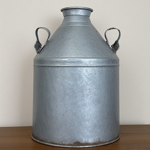 Lata de leche galvanizada vintage artesanal con acabado rústico, ideal para hogares, cocinas al aire libre, cafetería e interiores de granja - Product Image 1