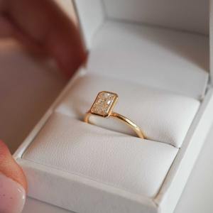 Anillo de compromiso con diamante cultivado en laboratorio certificado por IGI, diseñado con un impresionante diamante solitario de corte radiante de 2.0 quilates. - Product Image 3