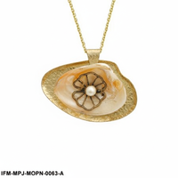 Collier pendentif vintage tendance en nacre avec accent de perle, filigrane floral texturé doré, bijoux de fête nautiques