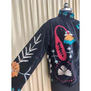 เสื้อแจ็คเก็ตกำมะหยี่สไตล์โบฮีเมียนย้อนยุค ไซส์ฟรี XL ลายปักมือดอกไม้สีดำ เสื้อคลุมเปิดด้านหน้าสำหรับฤดูหนาว - Product Image 6