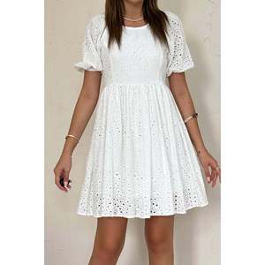 Vestido de encaje blanco natural al por mayor con cintura natural y característica transpirable - Product Image 1