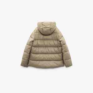 Chaqueta acolchada suave y cálida con relleno transpirable, aislamiento ligero y tela resistente para uso en exteriores en invierno. - Product Image 6