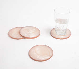 Posavasos Redondo de Resina Hecho a Mano con Diseño Único de Remolino Rosa, Accesorio Decorativo para Protección de Mesa, Artículos Modernos para Bar en Casa - Product Image 3