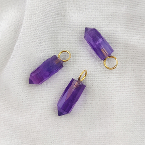 จี้เงิน925หนามเล็กๆน้อยๆพลอยอเมทิสต์ธรรมชาติขนาด6x14มม. หินทรงดินสอโรเดียมชุบสเน่ห์ - Product Image 3