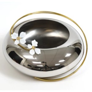 Cuenco de forma redonda de Metal de calidad lujosa con acabado de plata pulida con espejo brillante con diseño de flores de Color blanco chapado en oro - Product Image 1