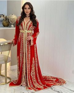 SUPERBE TRAVAIL DE BRODERIE ZARDOZI DORÉ SUR UNE ROBE EN CAFTAN ROUGE ÉLÉGANTE AVEC POUR LA FÊTE ET LE MARIAGE = 2024 - Product Image 1