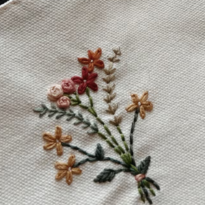 กระเป๋าผ้าลินินปักมือพร้อมเย็บปักถักร้อยกระเป๋าเป้สะพายหลังผ้าลินินสีต่าง ๆ ผ้าลินินนุ่ม 100% OEM ผลิตในเวียดนาม - Product Image 6